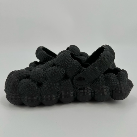 Closed Toe Slip On Black Bubble Slippers New In Bag Kids Size US 1.5-2/EU 32-33 - Picture 4 of 8